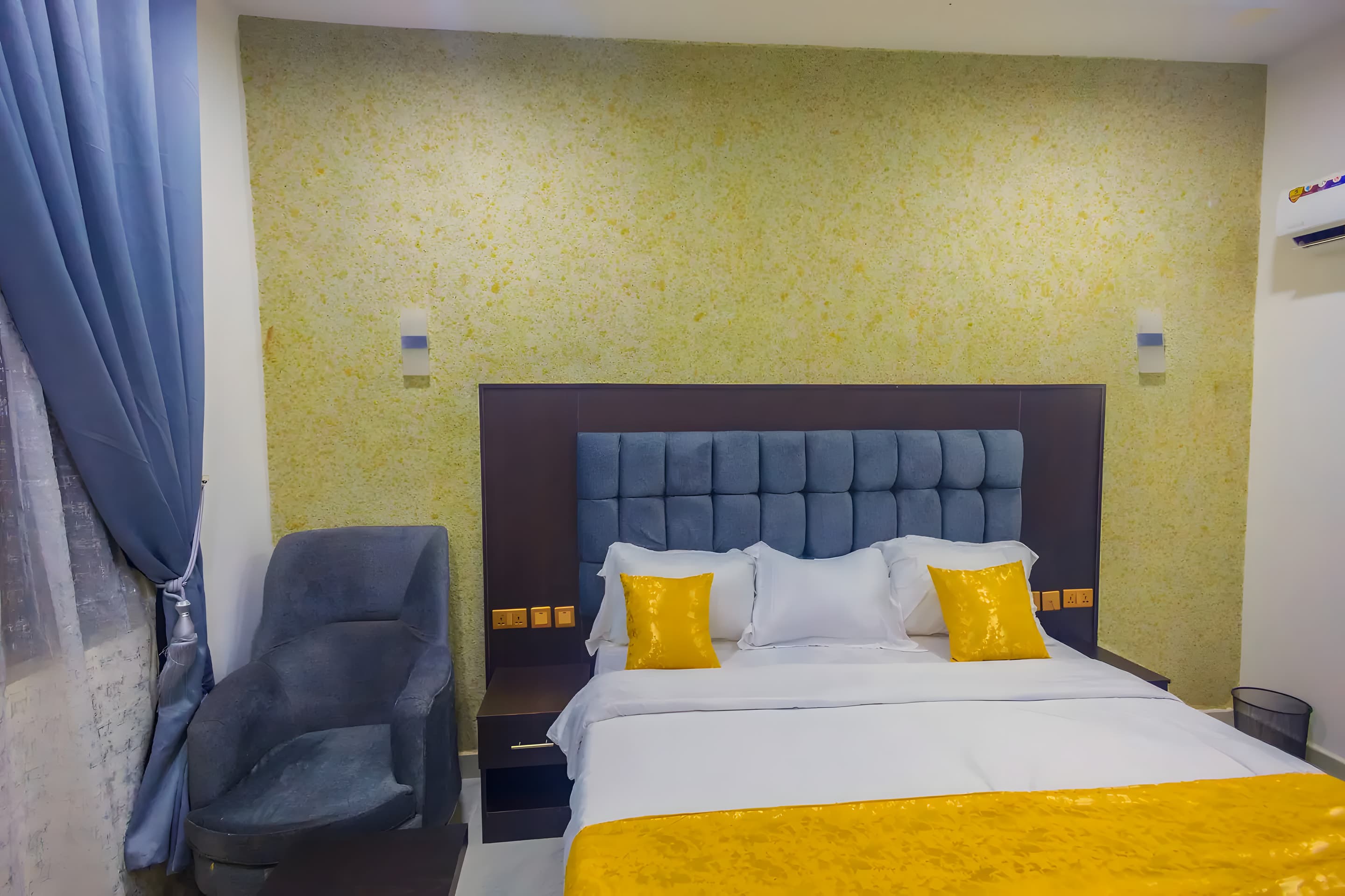 Deluxe Room at Diplomat Enclave Suites with a seating area